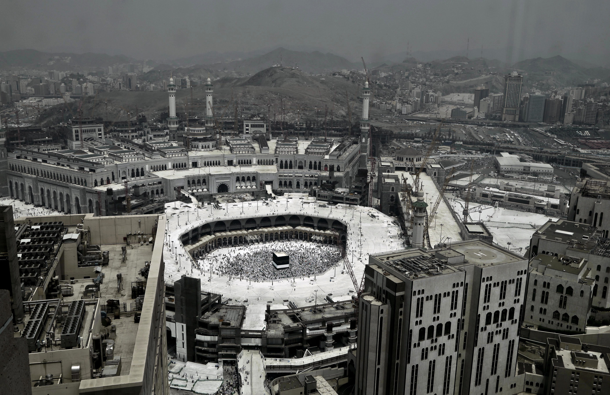 people-gather-mecca-haji-pilgrimage.jpg